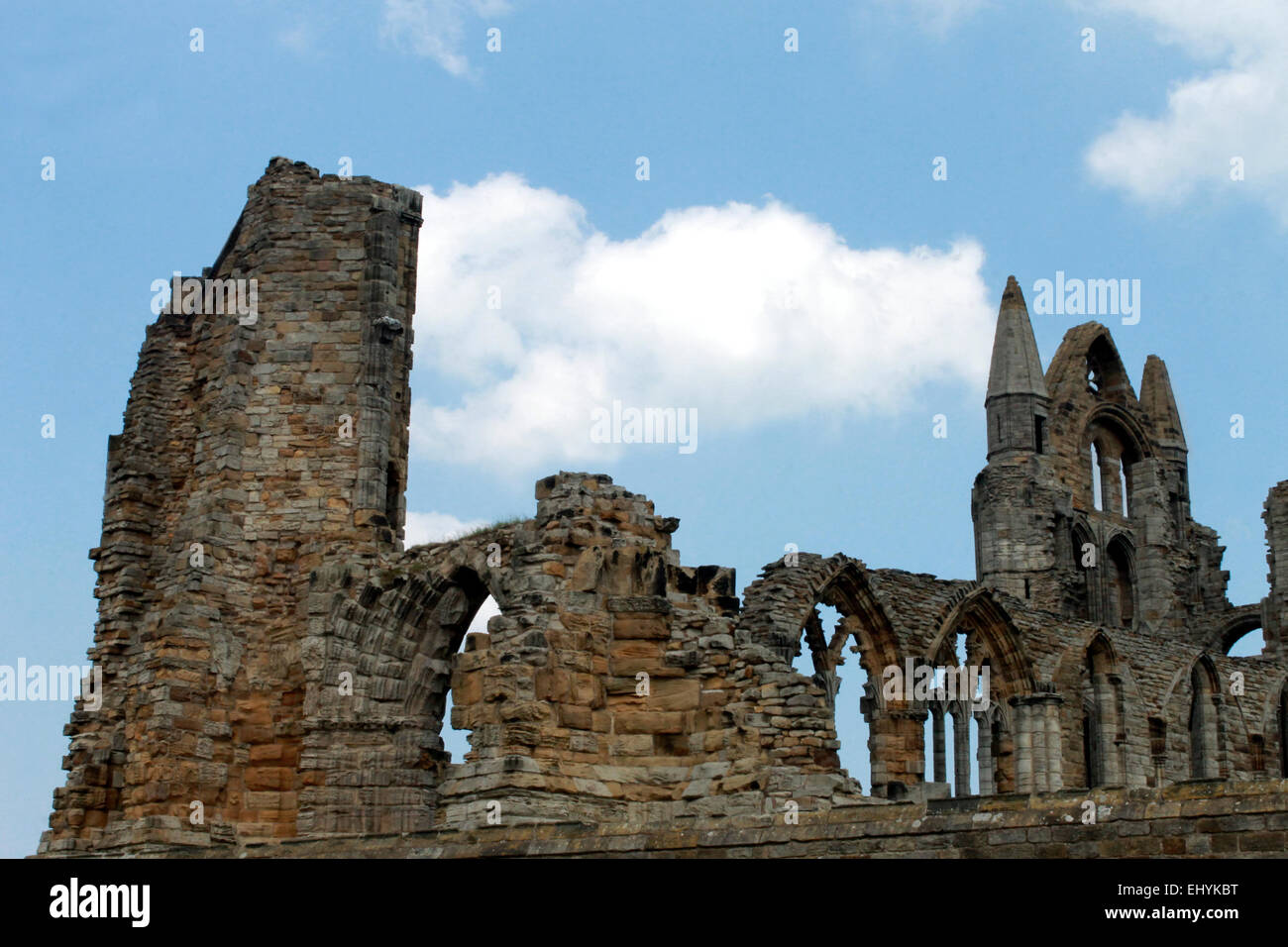 Vue panoramique sur les ruines de l'abbaye de Whitby dans le Yorkshire du Nord, Angleterre. Banque D'Images