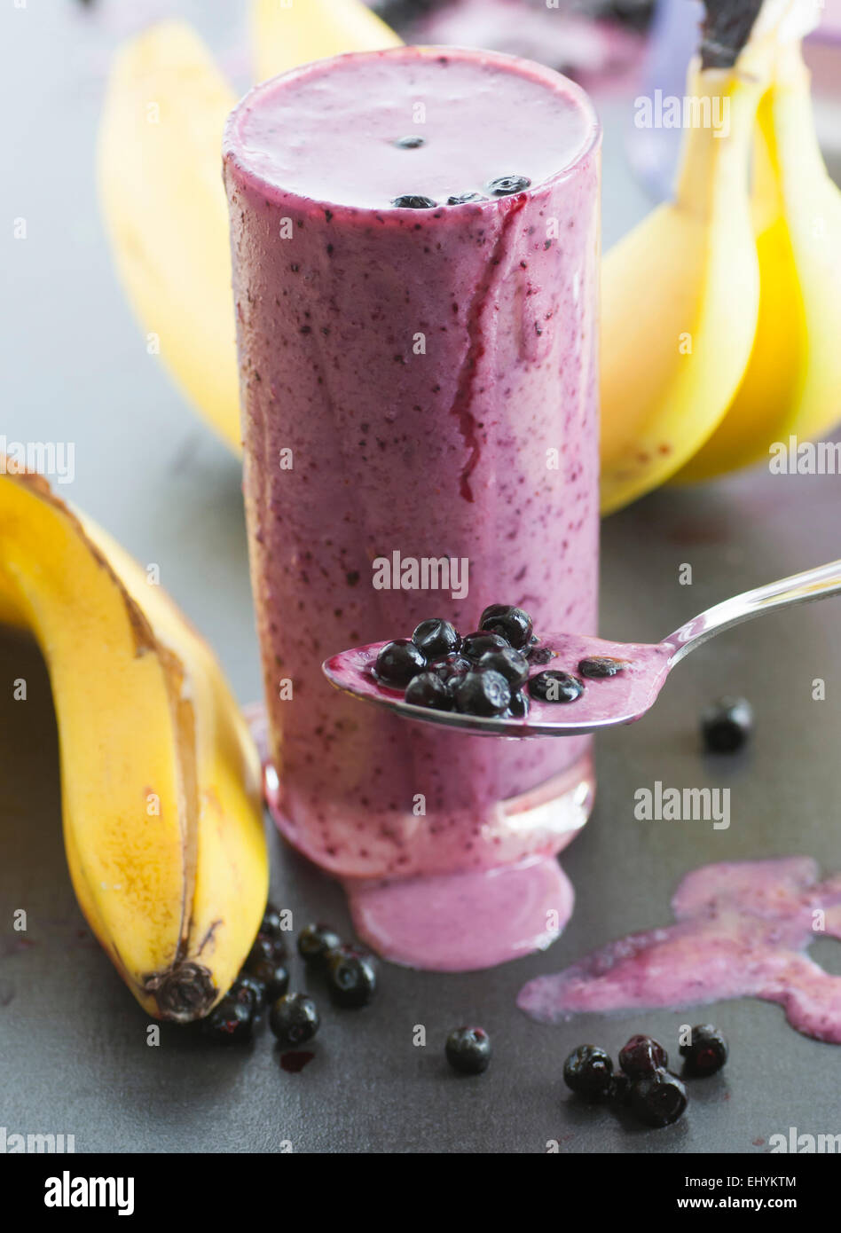 Des bleuets banane milkshake. Banque D'Images