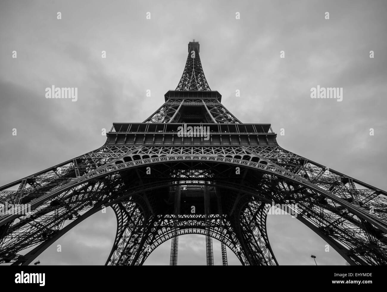 Low angle view of Eiffel Tower, Paris, France Banque D'Images