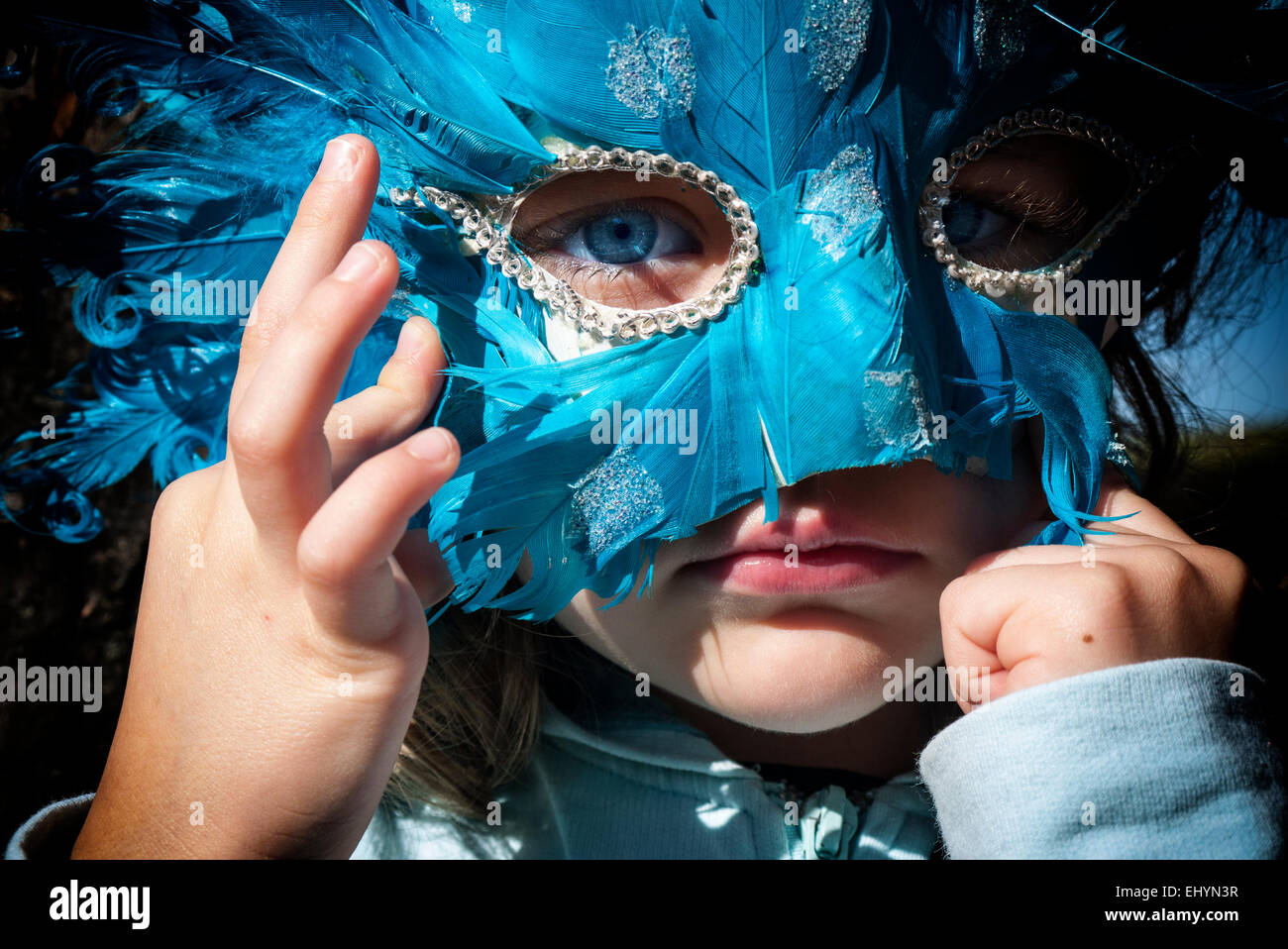 Portrait d'une fille portant un masque de carnaval Banque D'Images