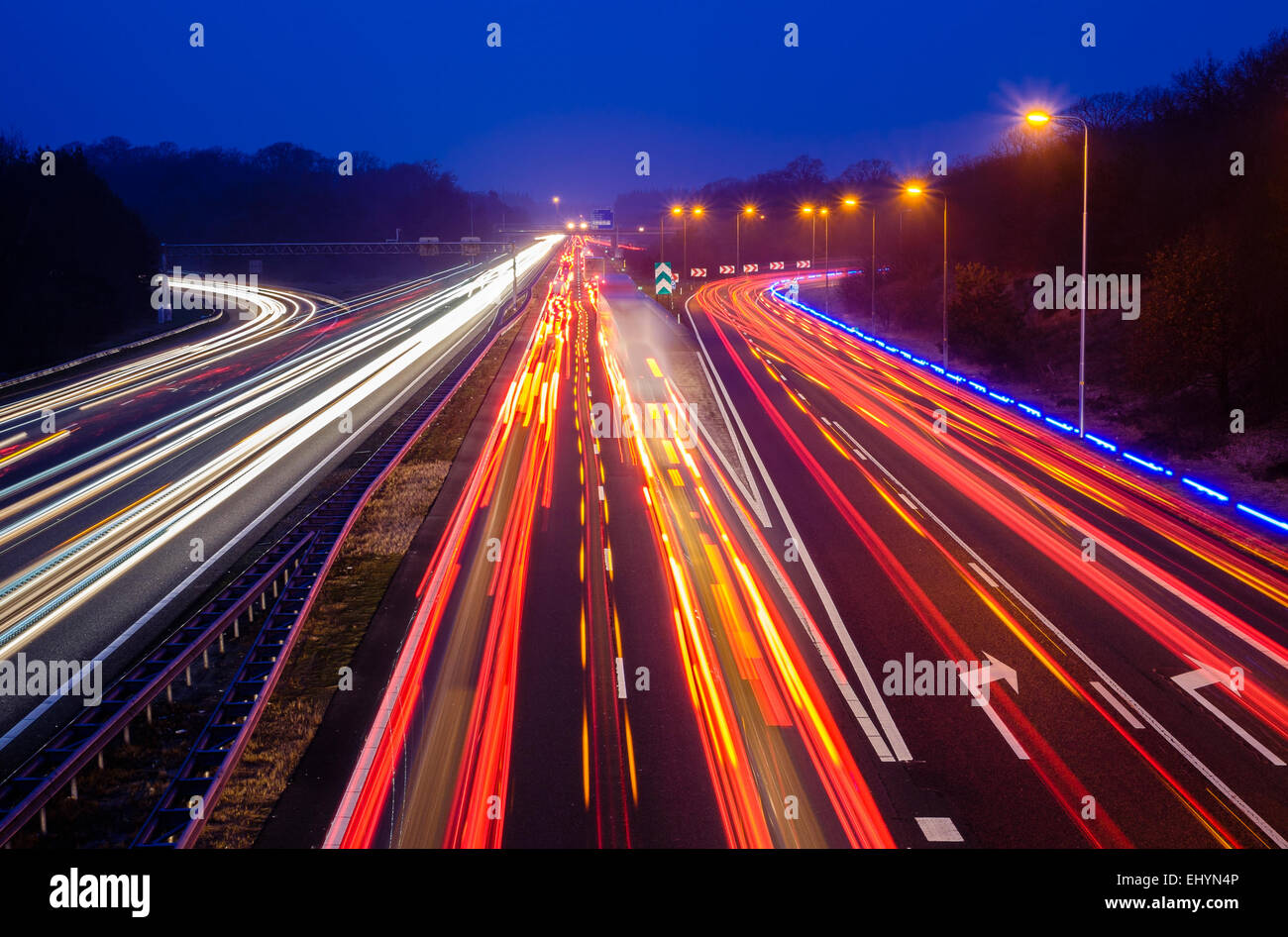 Le trafic sur l'autoroute la nuit, Holland Banque D'Images