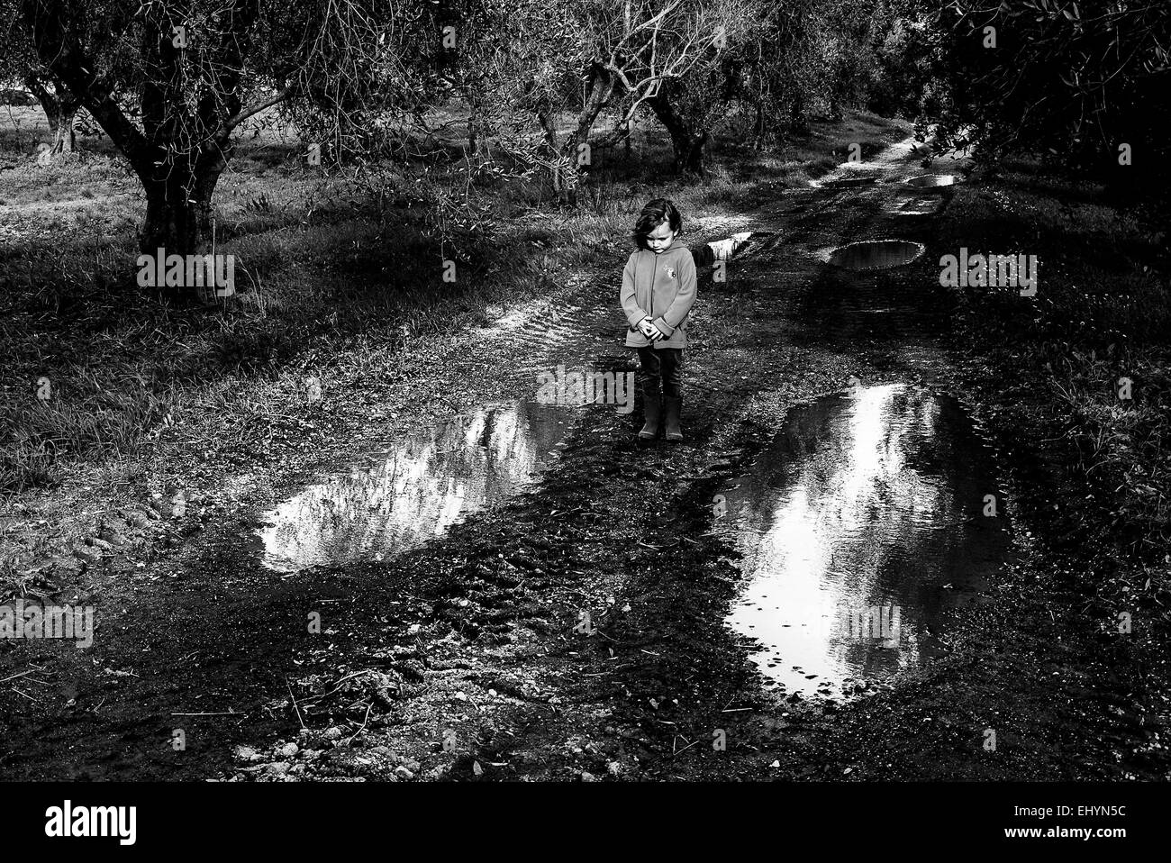 Fille debout sur un sentier boueux dans la campagne près de Rome, Lazio, Italie Banque D'Images