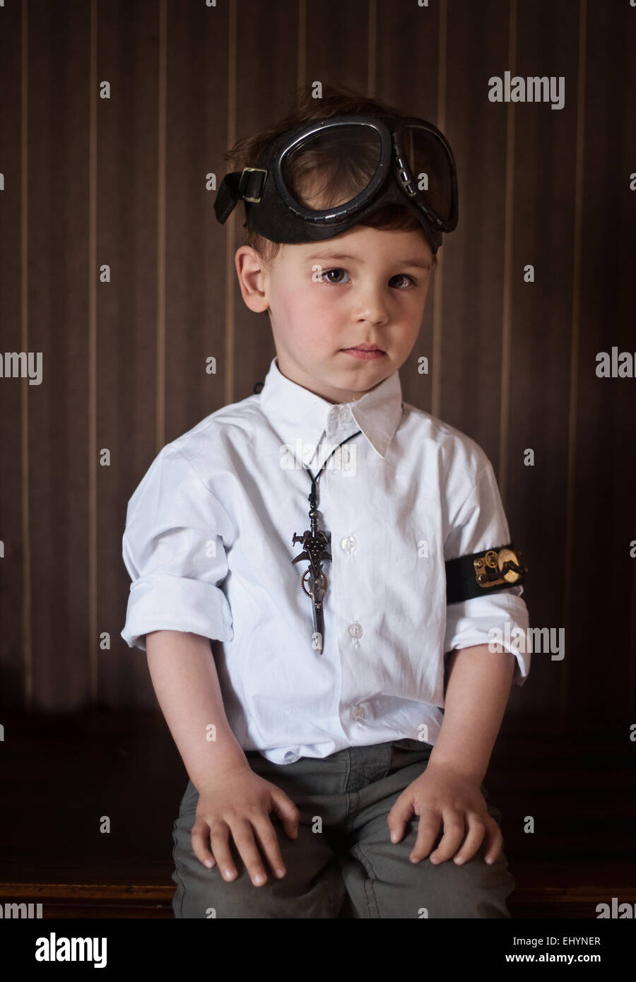 Portrait d'un garçon portant des accessoires steampunk Banque D'Images