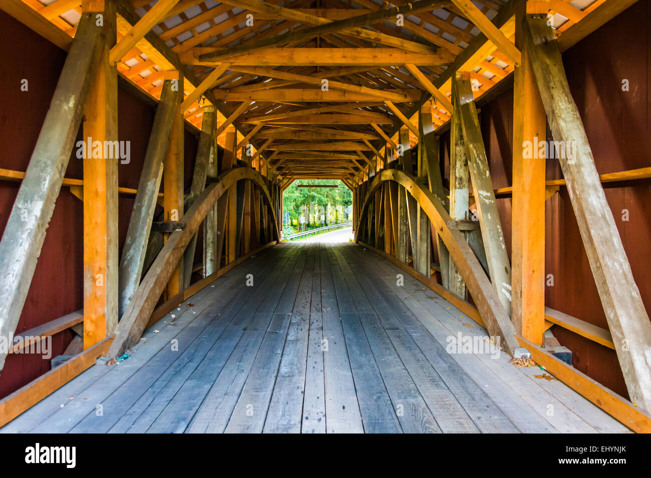 Intérieur d'un pont couvert en milieu rural le comté de Lancaster, Pennsylvanie. Banque D'Images
