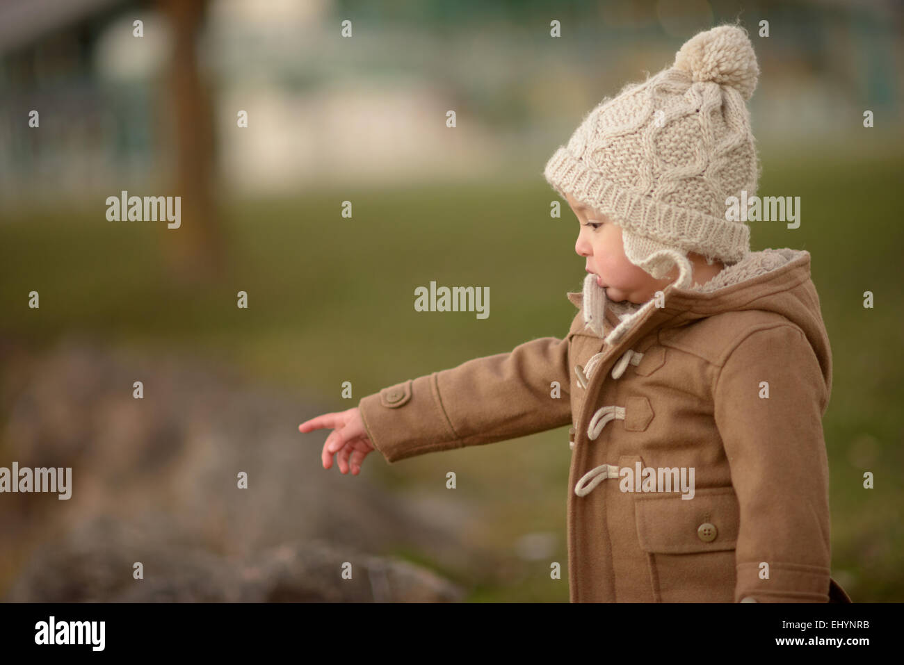 Vue latérale du baby boy pointing Banque D'Images