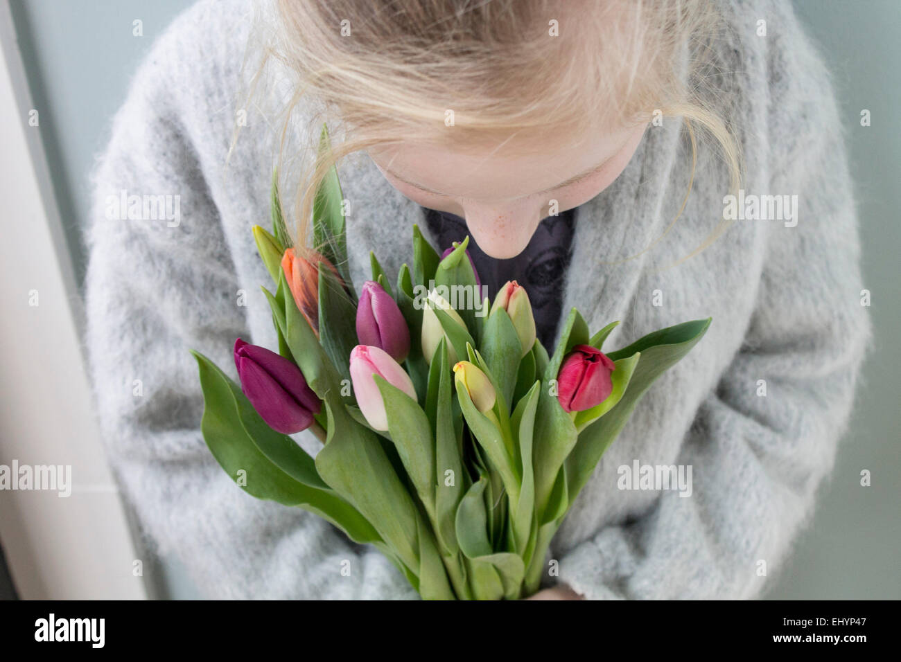 Girl holding a bunch of tulips Banque D'Images