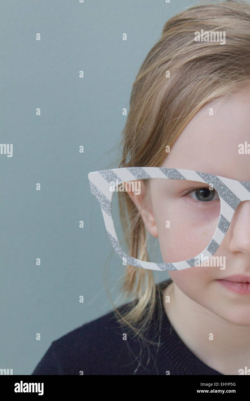 Portrait of a Girl wearing oversized glasses Banque D'Images