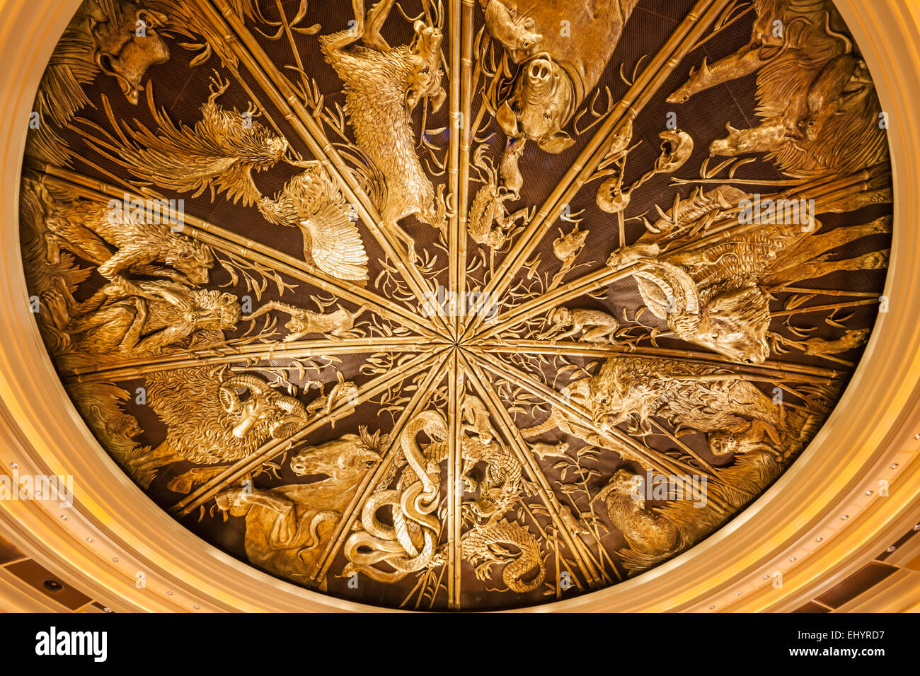 La Chine, Macao, Wynn Hôtel et casino, le plafond de l'Atrium représentant des signes du Zodiaque Chinois Banque D'Images