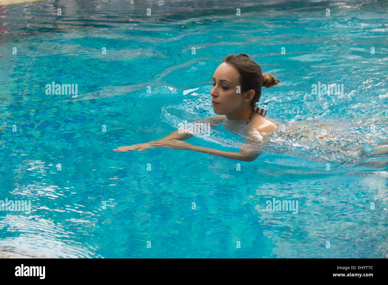 Woman swimming in pool Banque D'Images