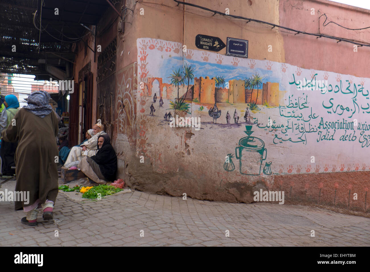 La peinture murale et le vendeur de rue, Medina, vieille ville, Marrakech, Marrakech, Maroc, Afrique du Nord Banque D'Images