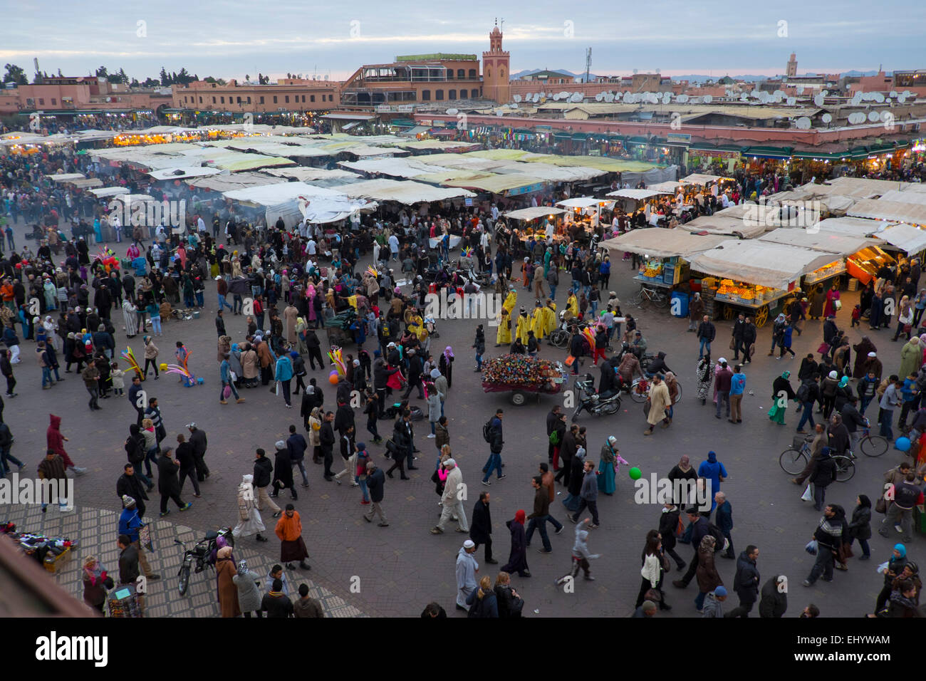 Stands de nourriture, Place Djemaa el-Fna, la médina, vieille ville, Marrakech, Marrakech, Maroc, Afrique du Nord Banque D'Images