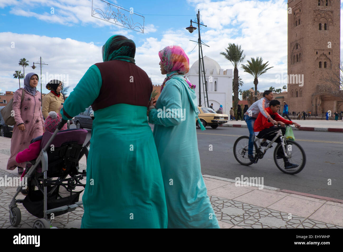 Les femmes avec poussette, Medina, vieille ville, Marrakech, Marrakech, Maroc, Afrique du Nord Banque D'Images
