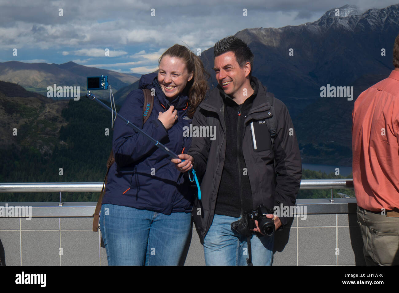 Un couple photographie selfies, Queenstown, Otago, île du Sud, Nouvelle-Zélande Banque D'Images