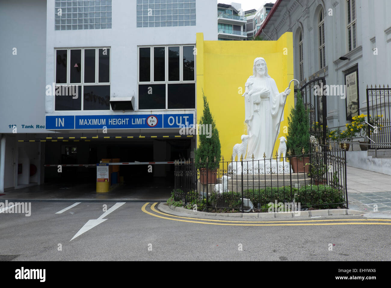 Spécialiste du culte catholique à côté du parking souterrain, Singapour Banque D'Images