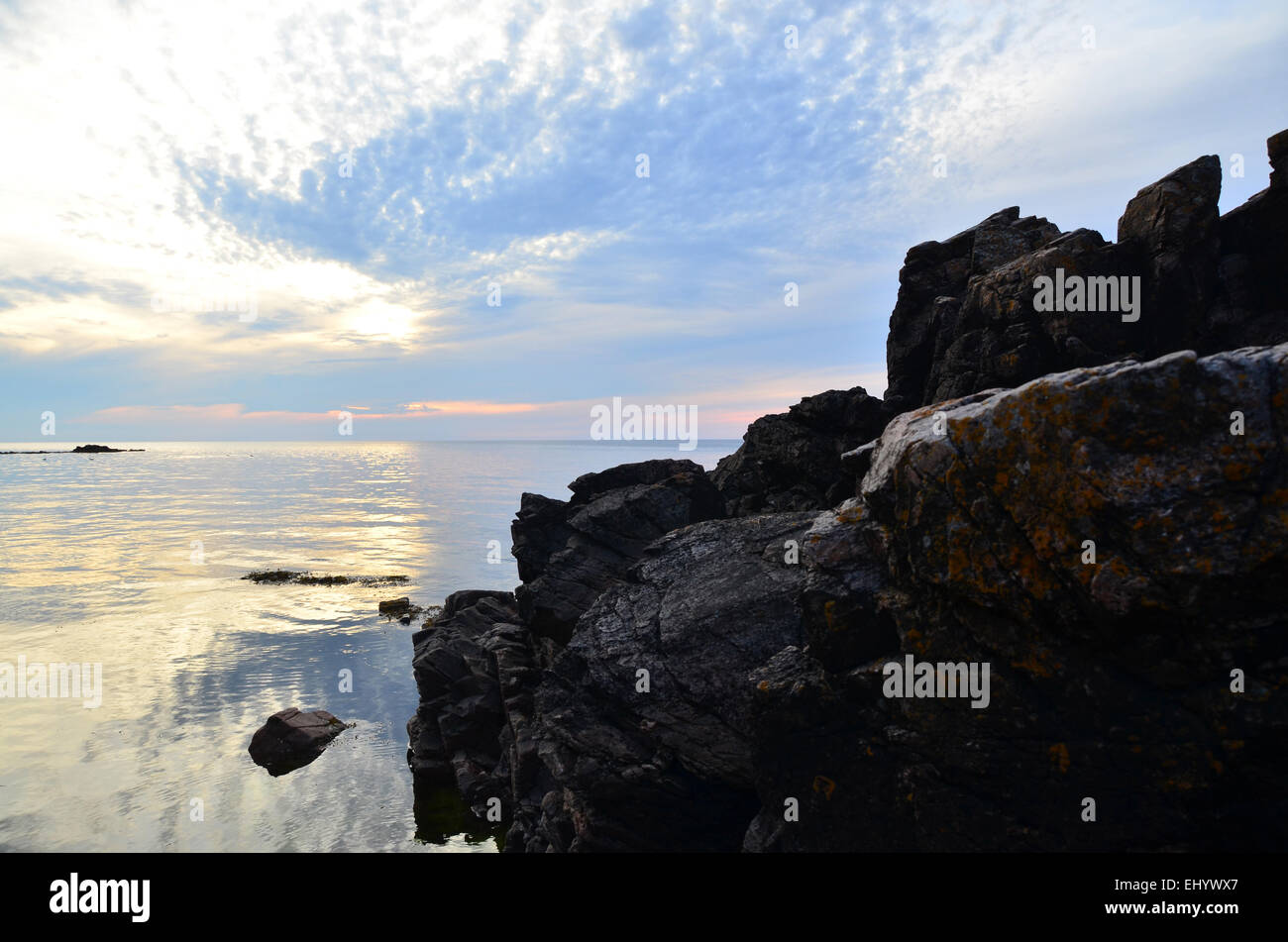 La Suède, l'Europe, côte ouest, mer, hovs hallar, Halland, réserve naturelle, falaises, plage en pierre, l'été, le soir, la côte Banque D'Images