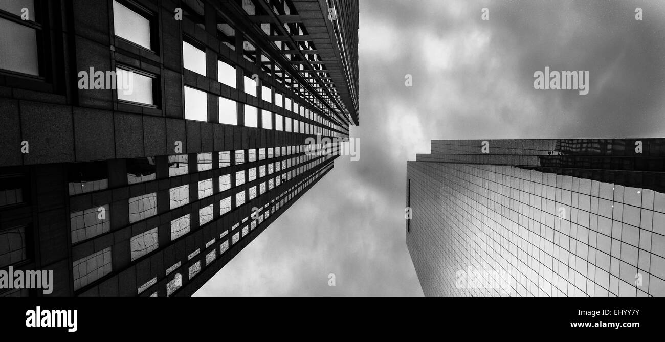 Les bâtiments modernes sous un ciel d'orage à Philadelphie, Pennsylvanie. Banque D'Images