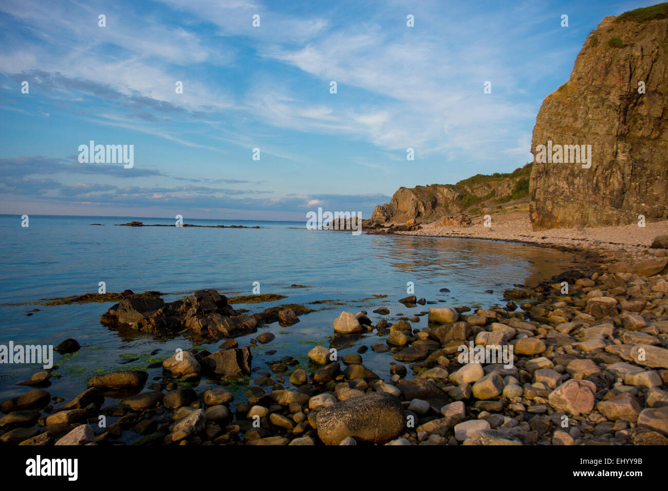 La Suède, l'Europe, côte ouest, mer, hovs hallar, Halland, réserve naturelle, falaises, plage en pierre, l'été, le soir, la côte Banque D'Images