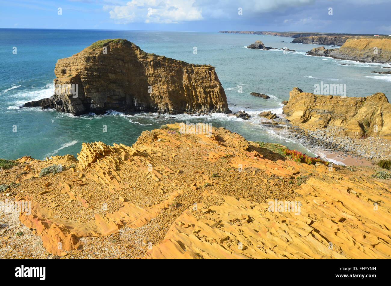 Le Portugal, l'Europe, de l'Atlantique, côte, zambujeira, Odemira, Alentejo, falaises, rouge, mer, vagues, bay Banque D'Images