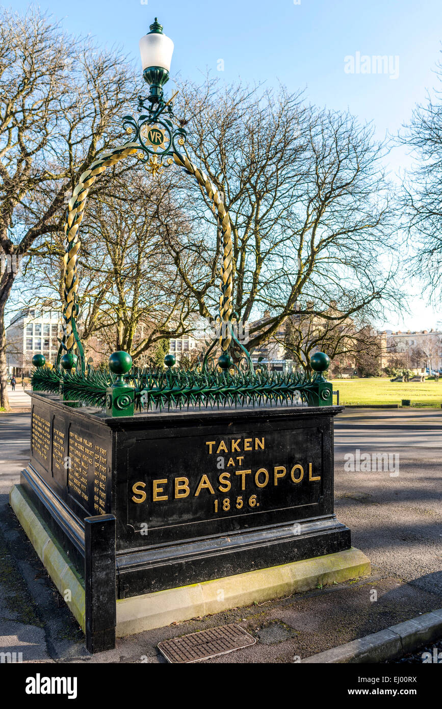 Le mémorial de guerre de Crimée sur la promenade de Cheltenham est un socle en fonte qui autrefois soutenu un canon de Sebastopol Banque D'Images