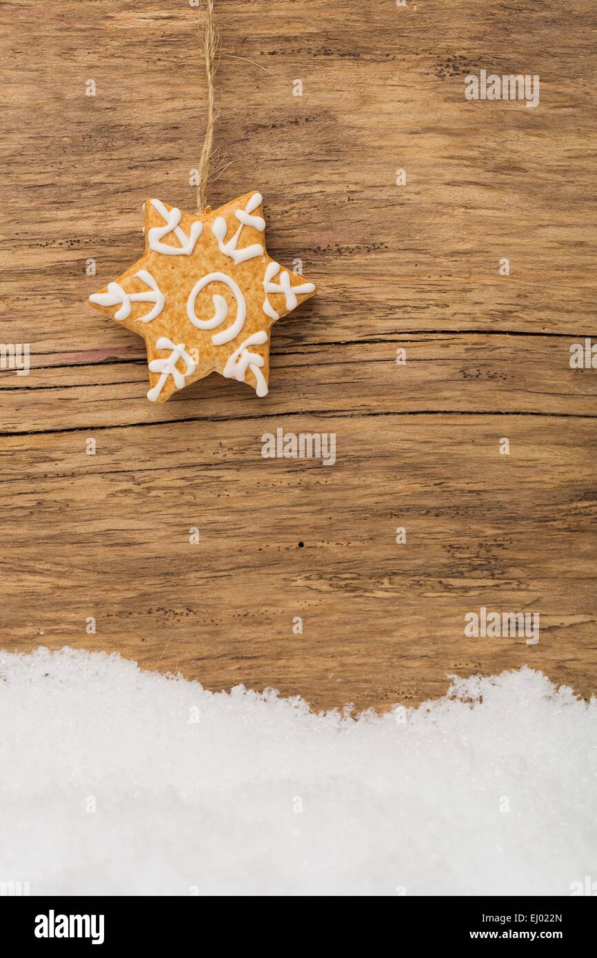 Biscuits au gingembre sur fond de bois Banque D'Images