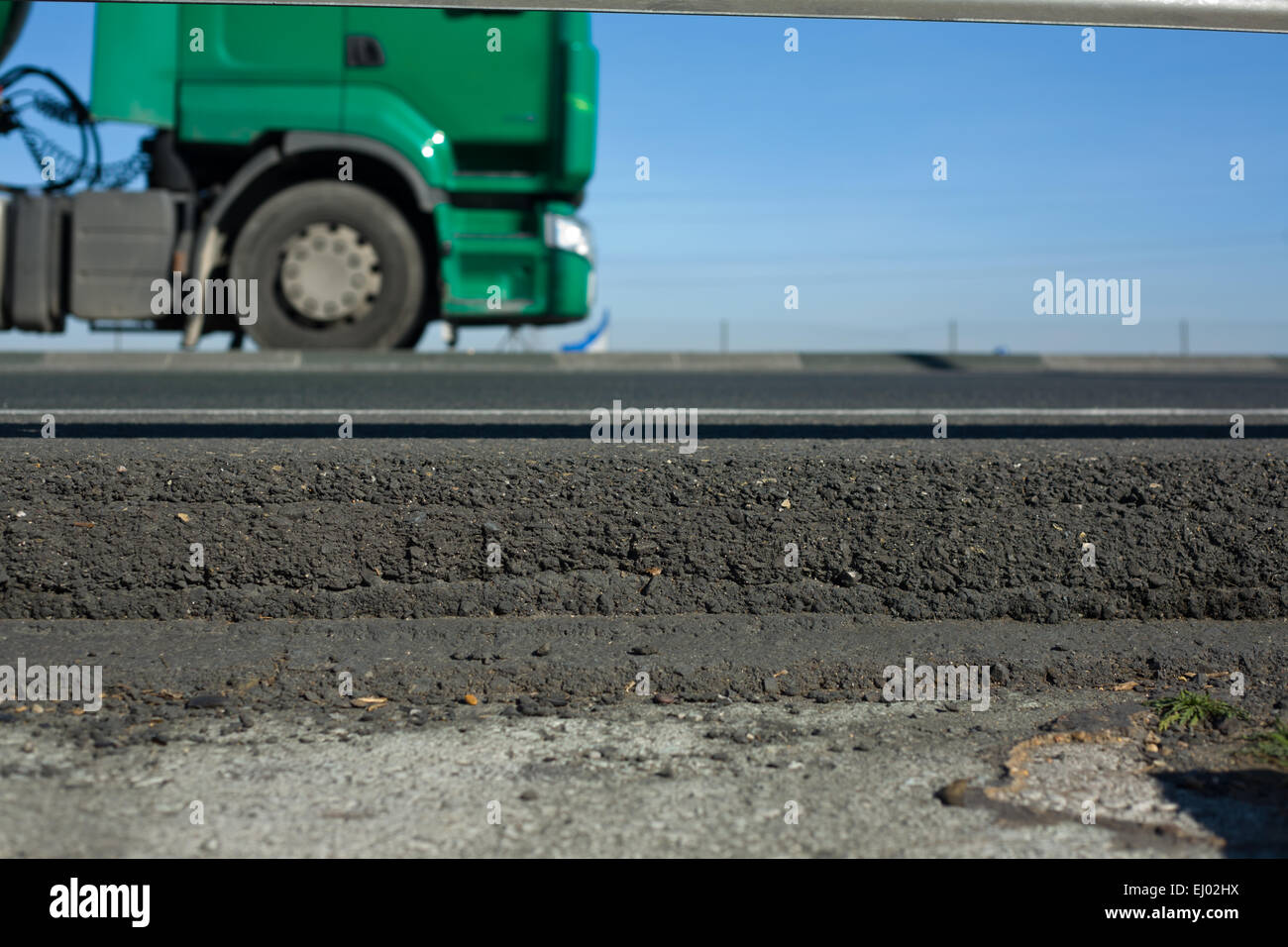 Les roues du chariot entre sombre route asphaltée et ferroviaire les protections. Motion shot Banque D'Images Les roues du chariot entre sombre route asphaltée et ferroviaire les protections. Motion shot Banque D'Images