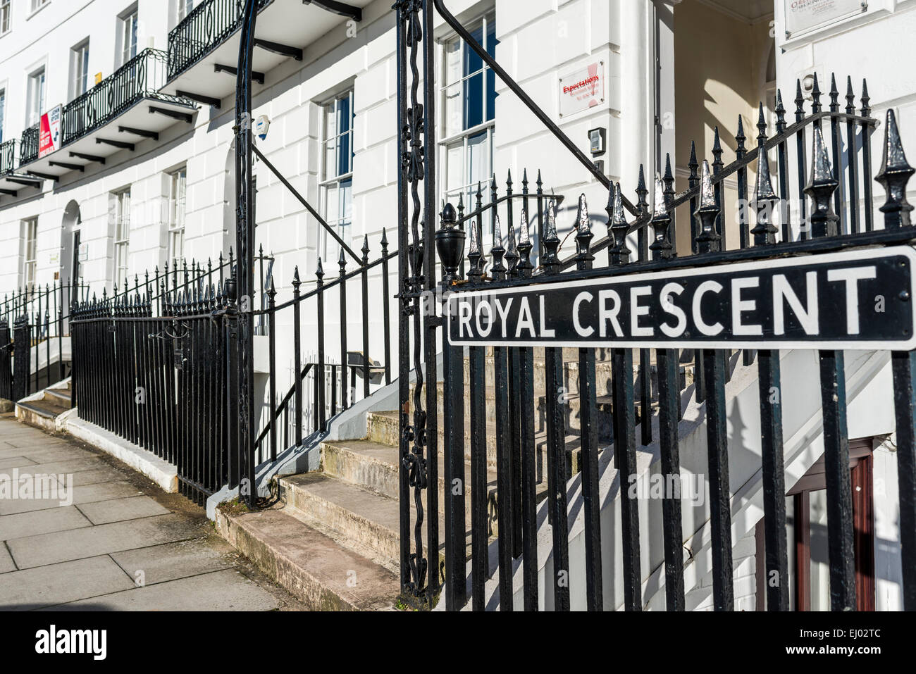 Le Royal Crescent dans le centre-ville de Cheltenham est la ville la plus ancienne de l'exemple de l'architecture de style Régence de Charles Harecourt Masters Banque D'Images