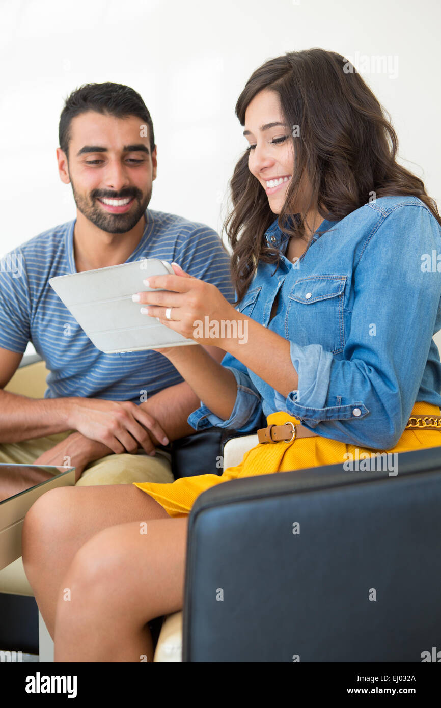 Fashion couple et à l'aide d'une tablette Banque D'Images