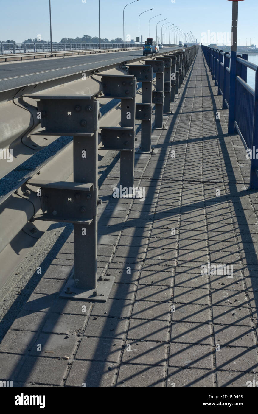 Rail Double protections sur le bridge road Banque D'Images Rail Double protections sur le bridge road Banque D'Images