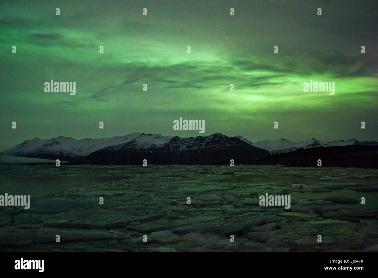 Le nord de l'aurore boréale éclaire à Jokulsarlon Glacial Lagoon, Iceland en Février Banque D'Images