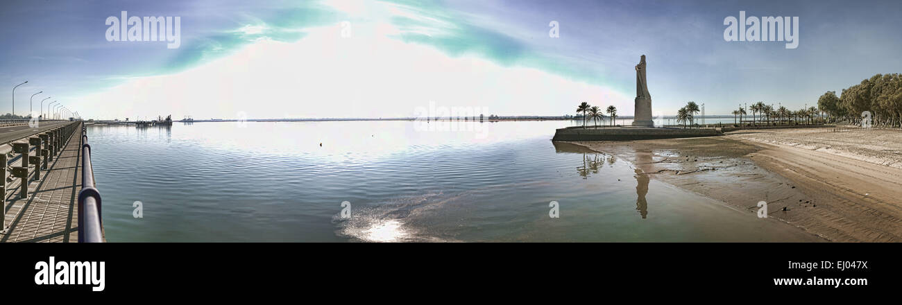 Immense statue de Christophe Colomb sur la rivière Tinto, Huelva, Espagne. Vue panoramique tourné Banque D'Images