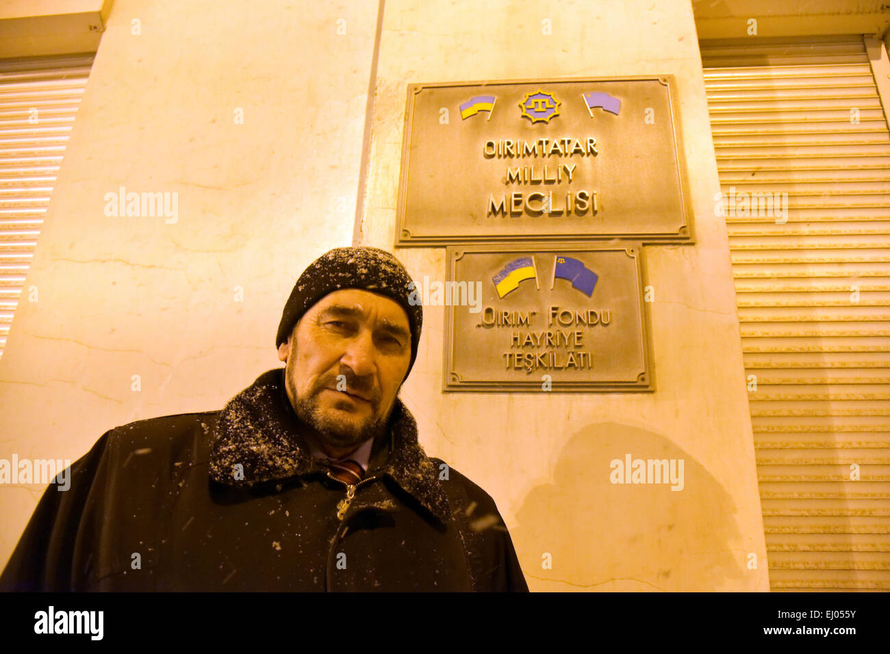 Smedlja activiste Sair se dresse devant l'Medshli fermé la représentation des Tatars de Crimée à Simferopol sur la péninsule de Crimée, Ukraine, 14 mars 2015. Un grand pourcentage des Tatars de Crimée refusent l' Anschluss contesté de la Crimée par la Russie. Photo : Ulf Mauder/dpa Banque D'Images