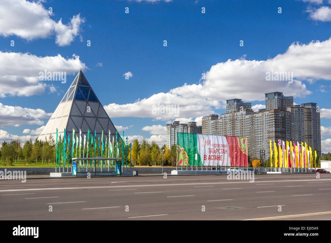 Ville administrative, Astana, Kazakhstan,, de l'Asie centrale, Nouveau, Palace, l'été, de la paix et de la concorde, de l'architecture, coloré, drapeaux, pas Banque D'Images