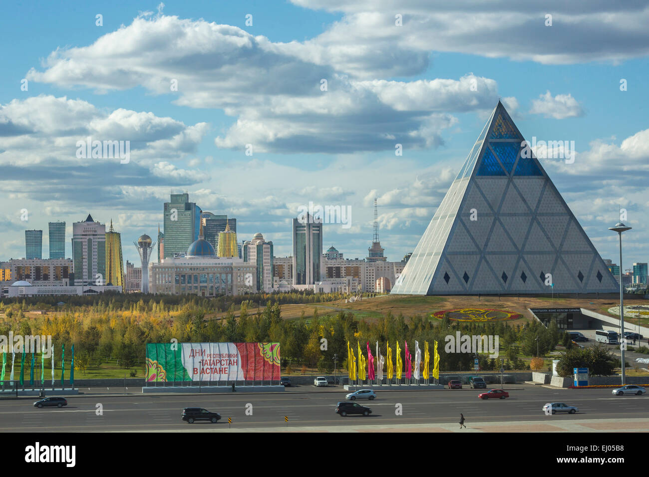 Ville administrative, Astana, Kazakhstan, de la ville, de l'Asie centrale, de nouveau, le Palace, la paix et l'Accord, l'été, architecte, architecture, d'un drapeau Banque D'Images