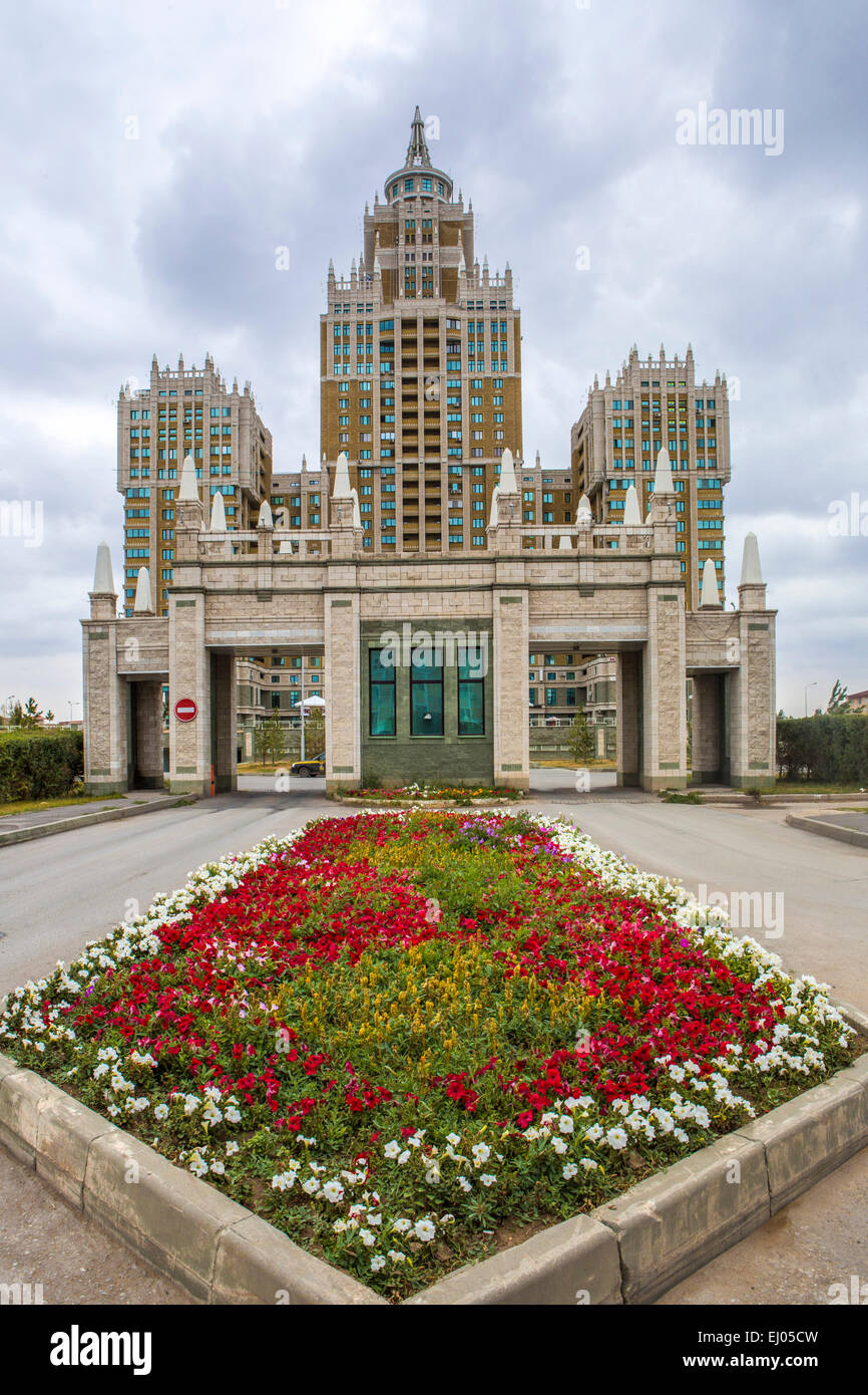 Astana, ville, immeuble, Kazakhstan, en Asie centrale, l'été, Triumph, pas de gens, l'architecture, grand, célèbre, fleurs, russe, symmet Banque D'Images