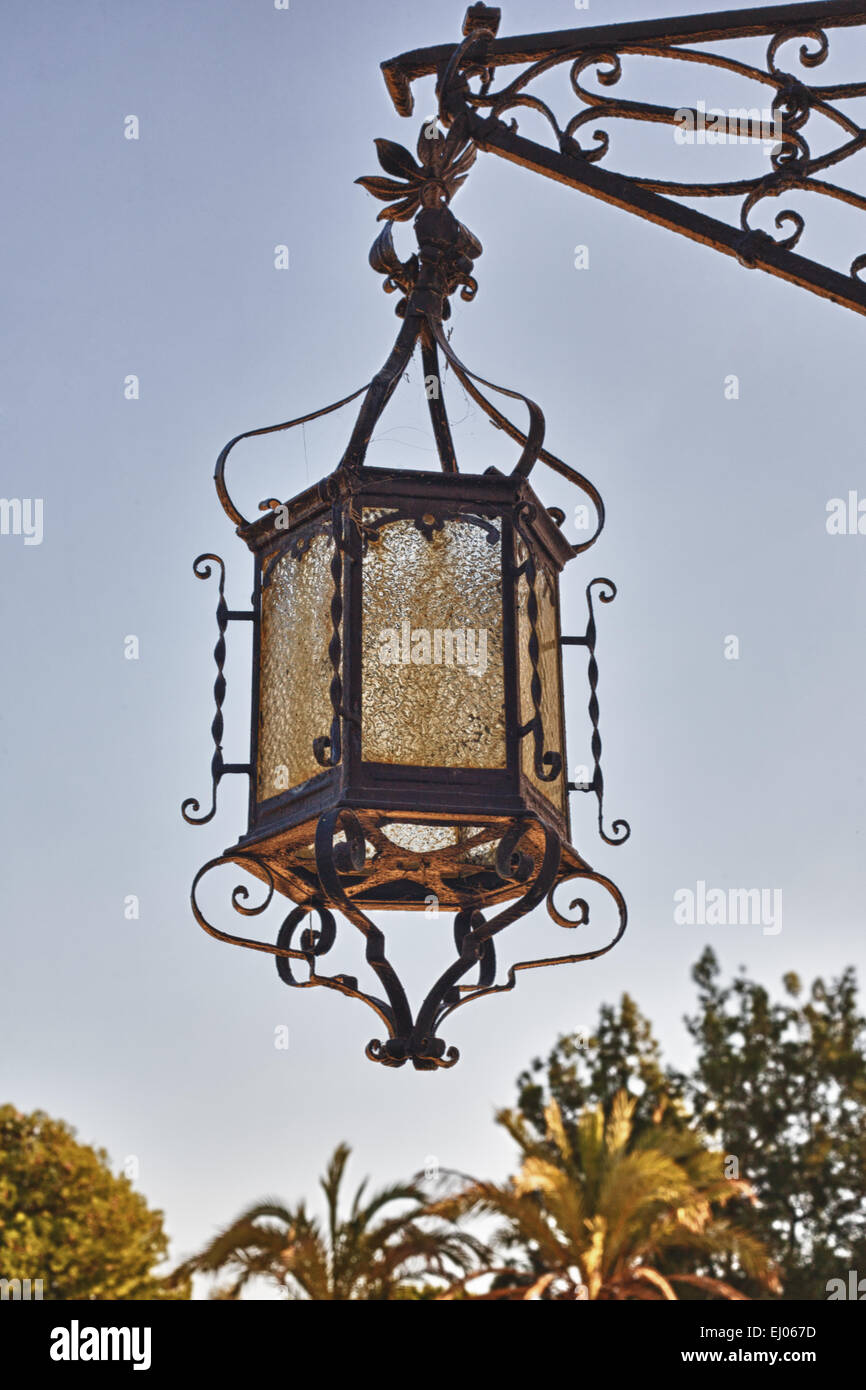 Od quiscale andalouse lanterne sur ciel bleu Banque D'Images