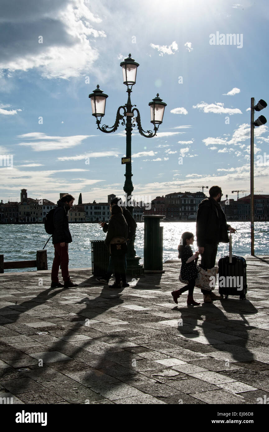 Les lanternes et les passants sur la Promenade des Zattere. Banque D'Images