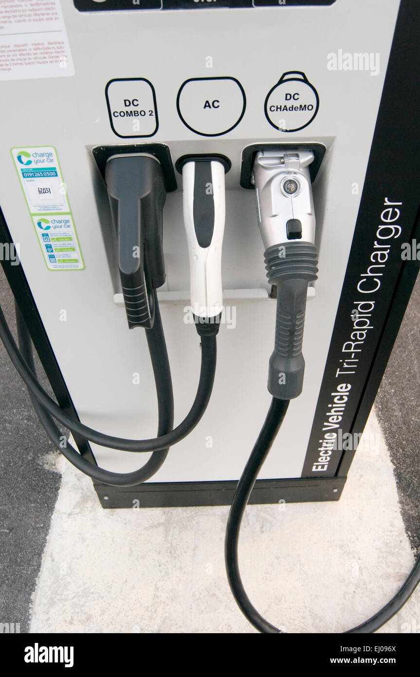 Voitures Voiture électrique point de recharge charge charge connecteur brancher les batteries de recharge prise femelles câbles câble électrique Banque D'Images