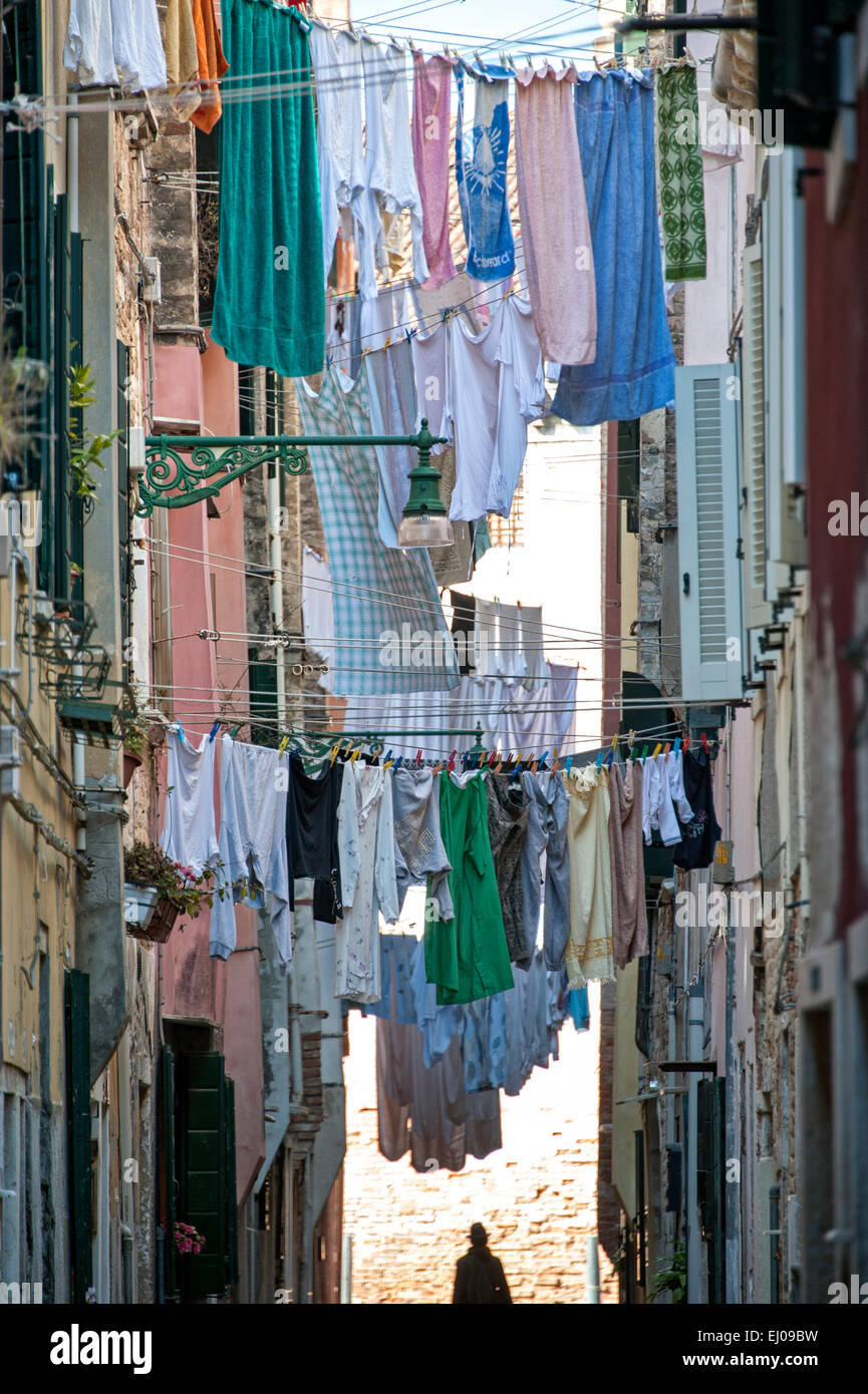 Corde à linge sur le dans rue étroite dans le quartier de Castello. Banque D'Images
