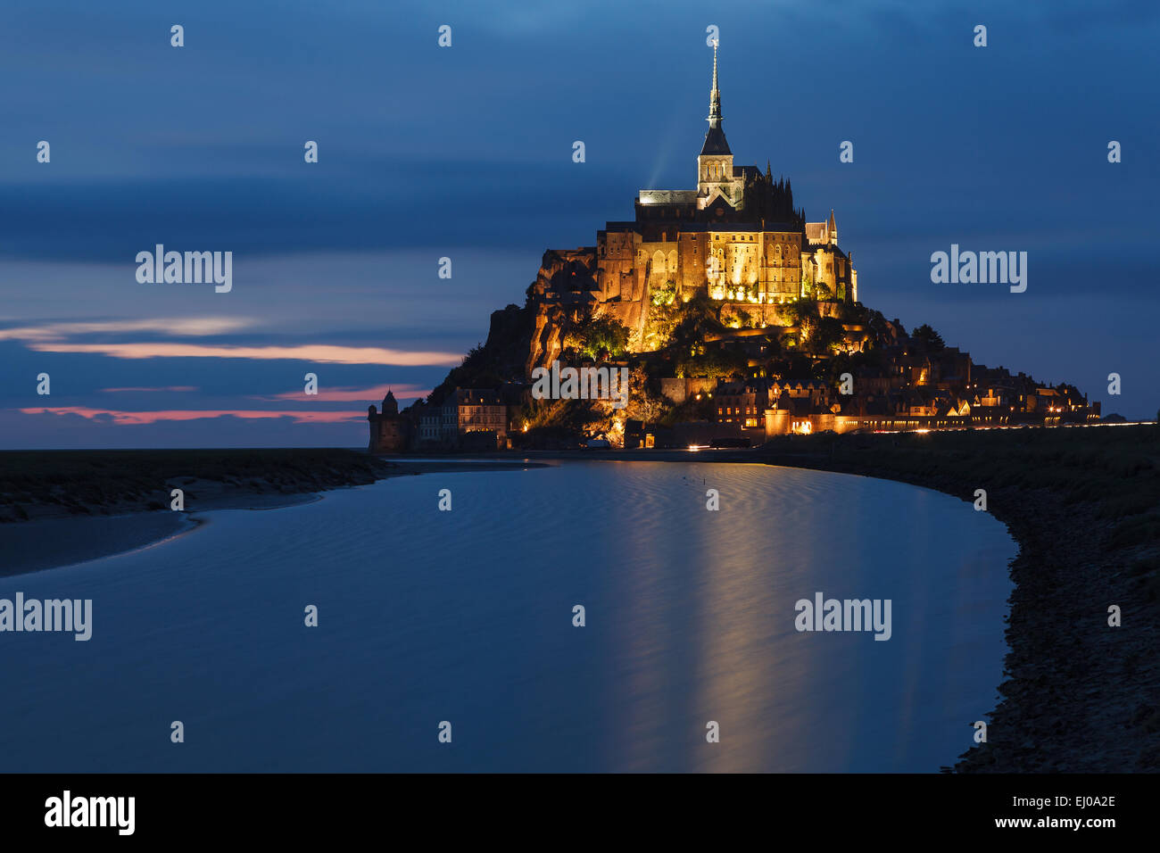 Mont Saint-Michel au crépuscule. Basse-normandie, France. Banque D'Images