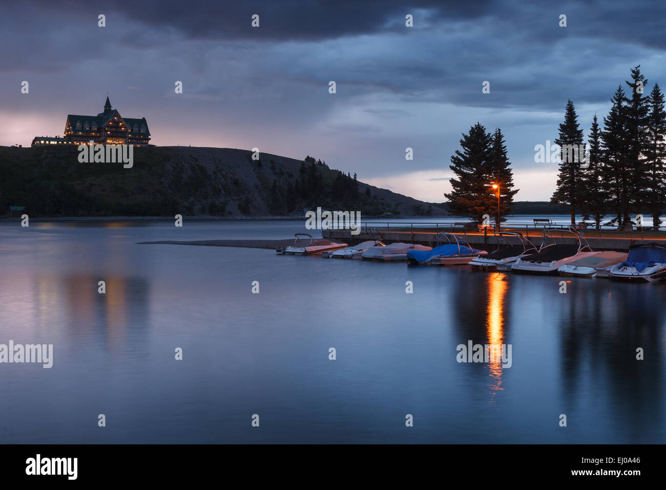 Le lac Waterton Supérieur et le Prince of Wales Hotel, sur une soirée orageuse. Waterton Lakes National Park, Alberta, Canada. Banque D'Images