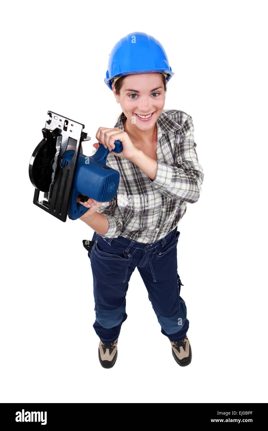 Tradeswoman tenant une scie circulaire Banque D'Images