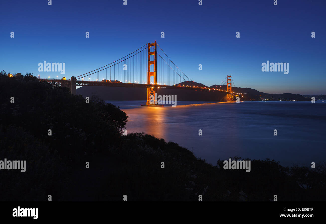 Le Golden Gate Bridge, à la soirée. San Francisco, Californie, USA. Banque D'Images