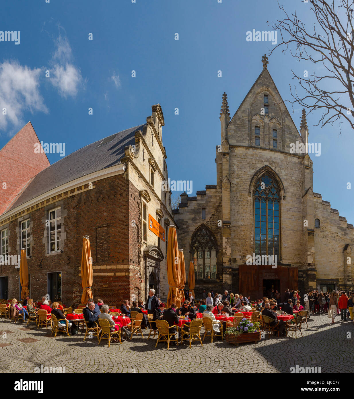 Maastricht, Pays-Bas, la Hollande, l'Europe, ville, village, printemps, personnes, café en plein air, de l'Église, les Dominicains Banque D'Images