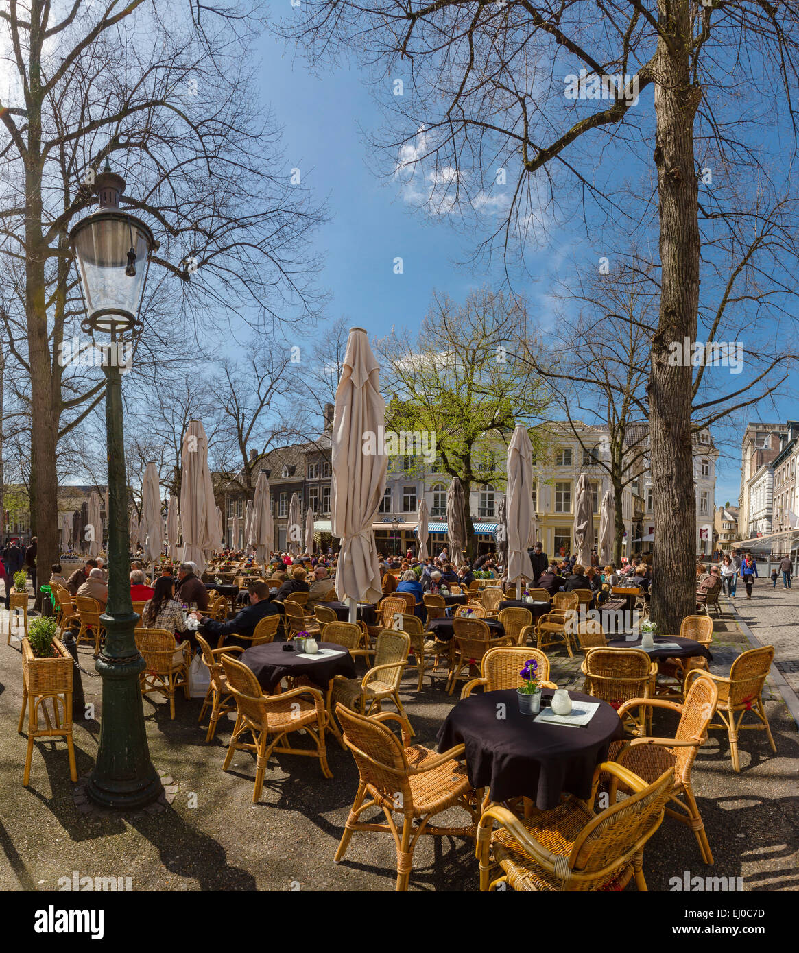 Maastricht, Pays-Bas, la Hollande, l'Europe, ville, village, forêt, bois,  arbres, printemps, personnes, café en plein air, Square, Notre Dame Photo  Stock - Alamy