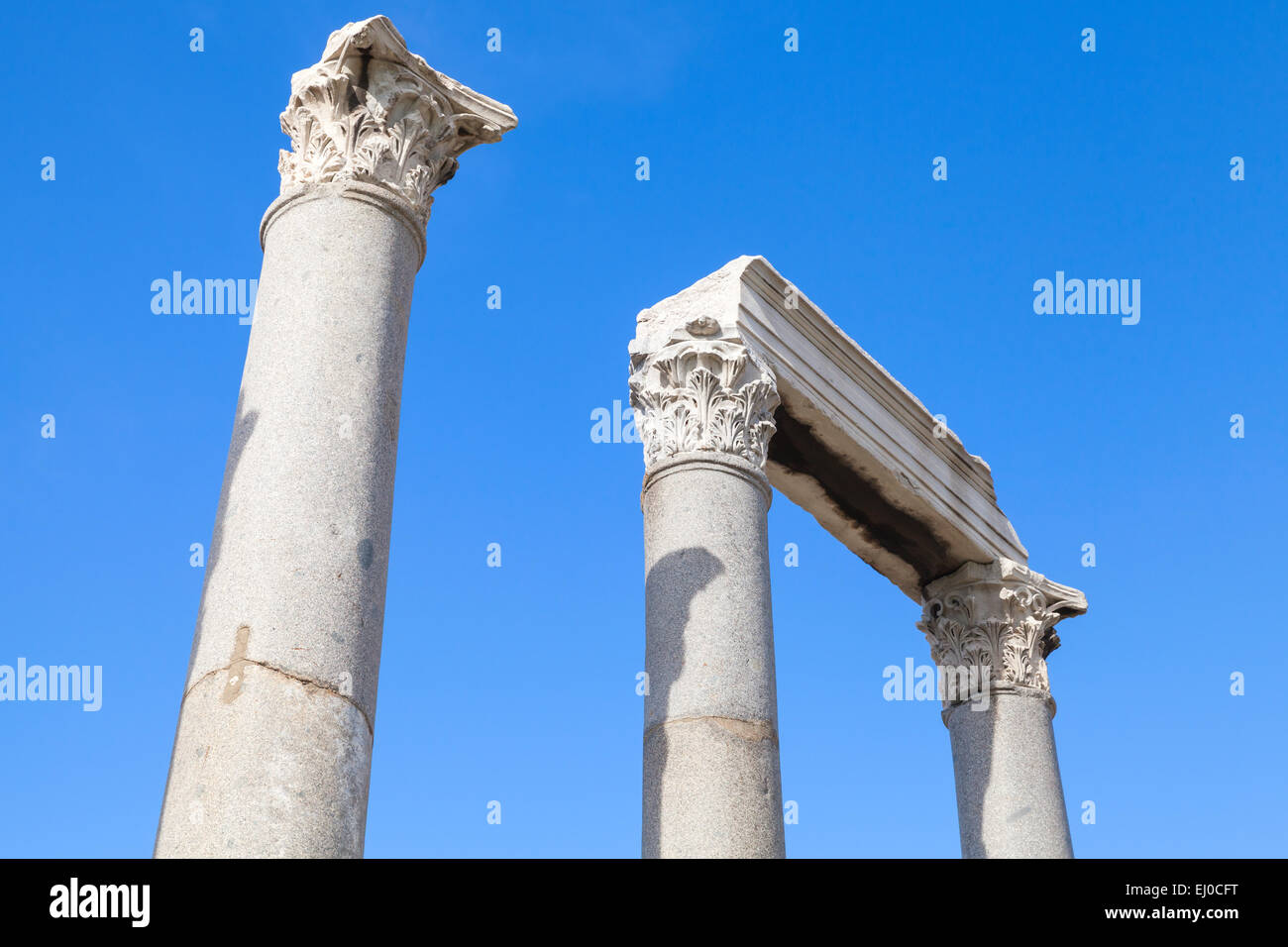 Colonnes antiques et portico fragment sur fond de ciel bleu, fragment de temple romain en ruine à Smyrne. Izmir, Turquie Banque D'Images