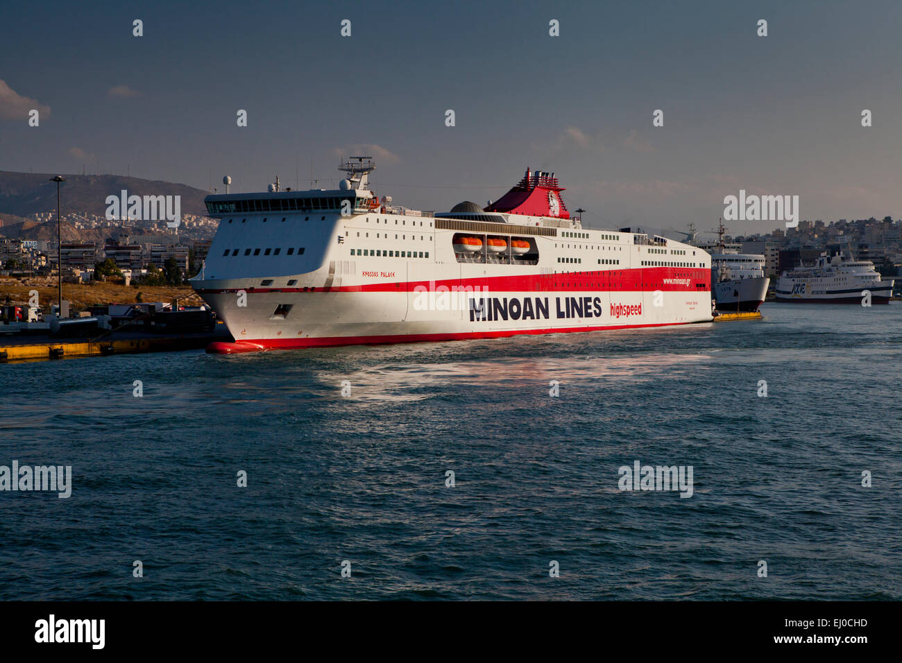 "Palais de Knossos" ferry dans le port de Pirée à Athènes, Grèce. Banque D'Images