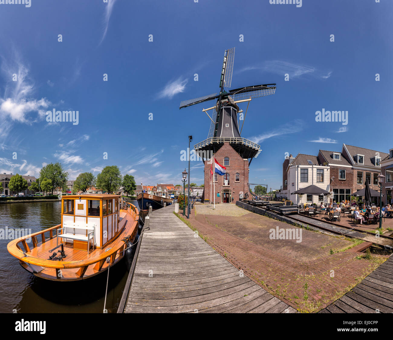 Haarlem, Pays-Bas, Hollande, Europe, moulin à vent, l'eau, l'été, les gens, les navires, bateaux, outdoor cafe, moulin à vent, Tour De Adriaan Banque D'Images