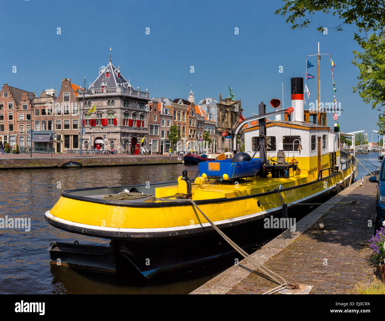 Haarlem, Pays-Bas, la Hollande, l'Europe, ville, village, l'eau, l'été, les navires, bateaux, remorqueur, balance, Spaarne, canal Banque D'Images