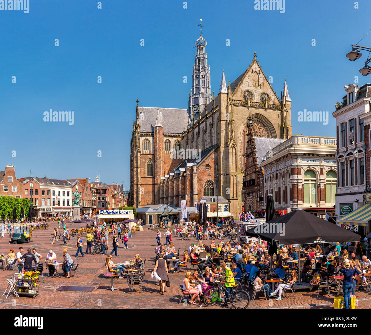 Haarlem, Pays-Bas, la Hollande, l'Europe, ville, village, été, personnes, café en plein air, place du marché, l'église Saint-bavon, Banque D'Images
