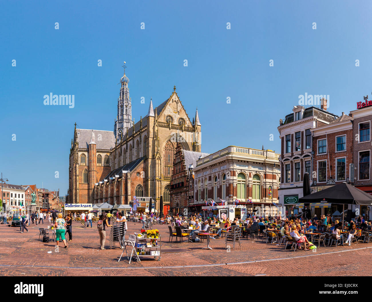 Haarlem, Pays-Bas, la Hollande, l'Europe, ville, village, été, personnes, café en plein air, place du marché, l'église Saint-bavon, Banque D'Images